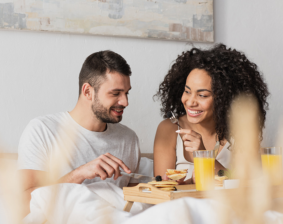 Casal tomando café na cama